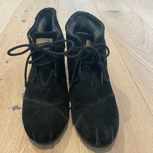 Tom’s black booties.